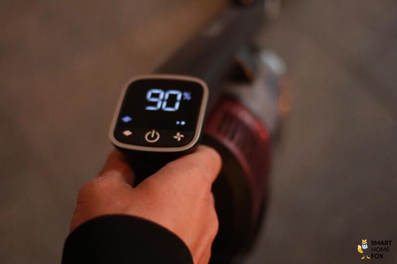 Man sieht die Bedienung der Tasten des Shark Anti Hair Wrap Flexology.